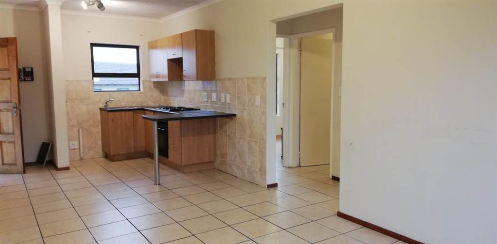 2 Bed Apartment in Boksburg South photo number 12