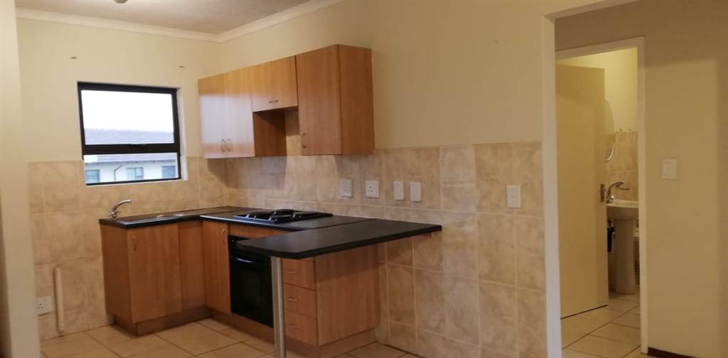 2 Bed Apartment in Boksburg South photo number 11