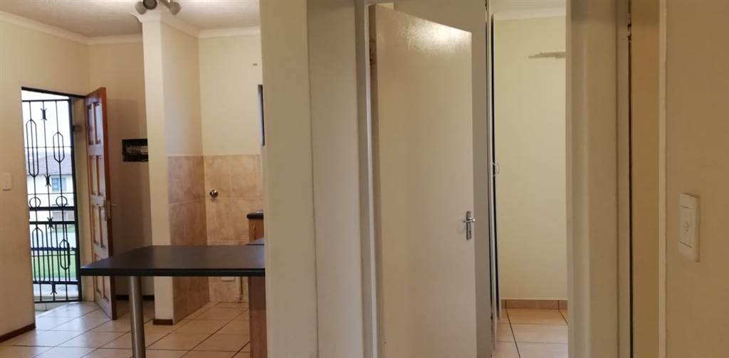 2 Bed Apartment in Boksburg South photo number 13