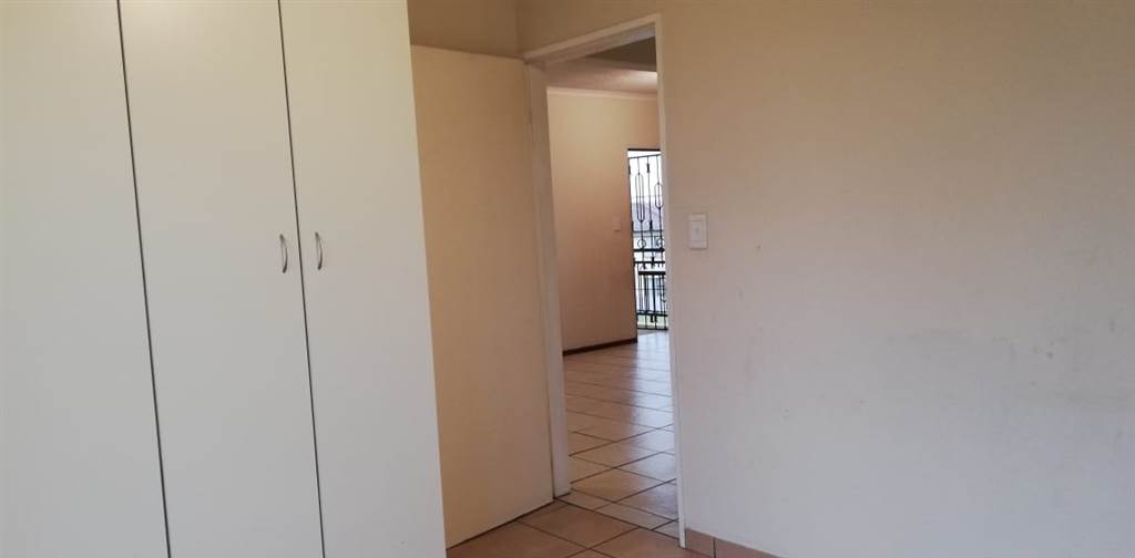 2 Bed Apartment in Boksburg South photo number 8