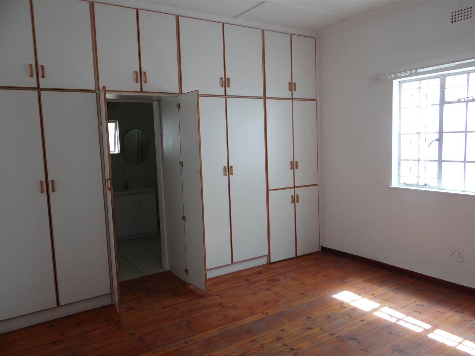 3 Bed House in Beaufort West photo number 16