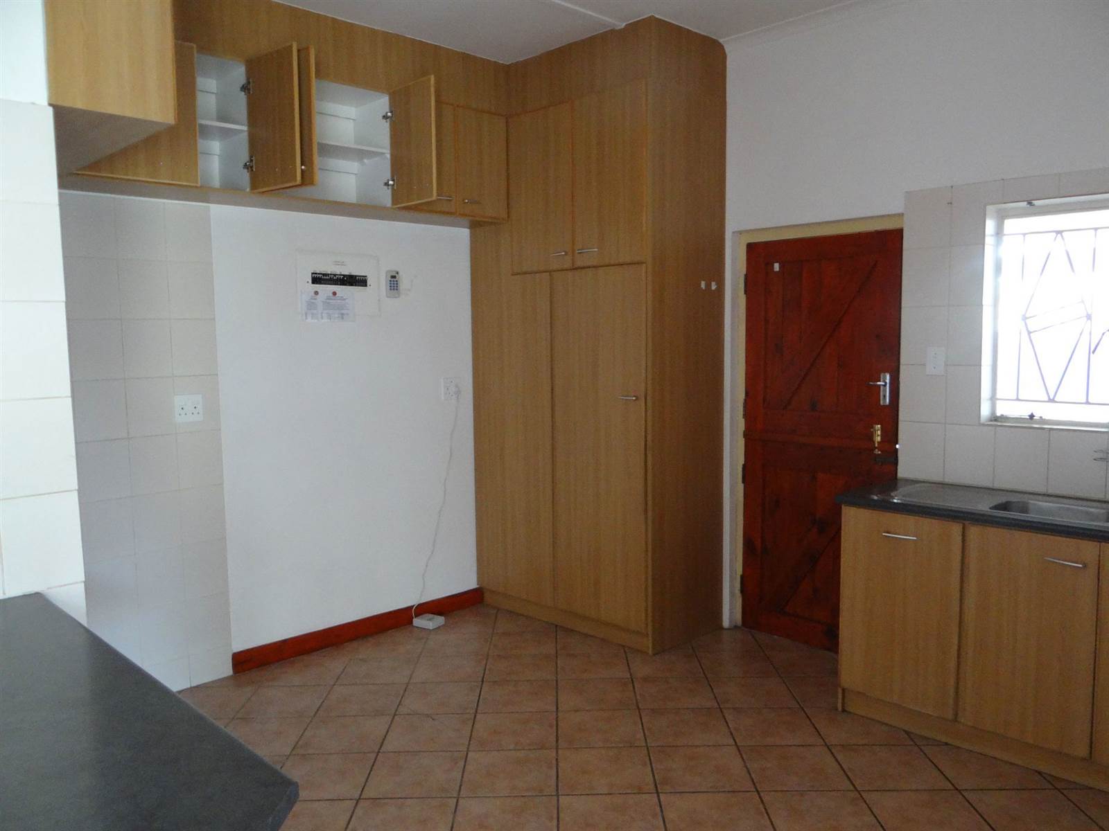 3 Bed House in Beaufort West photo number 10