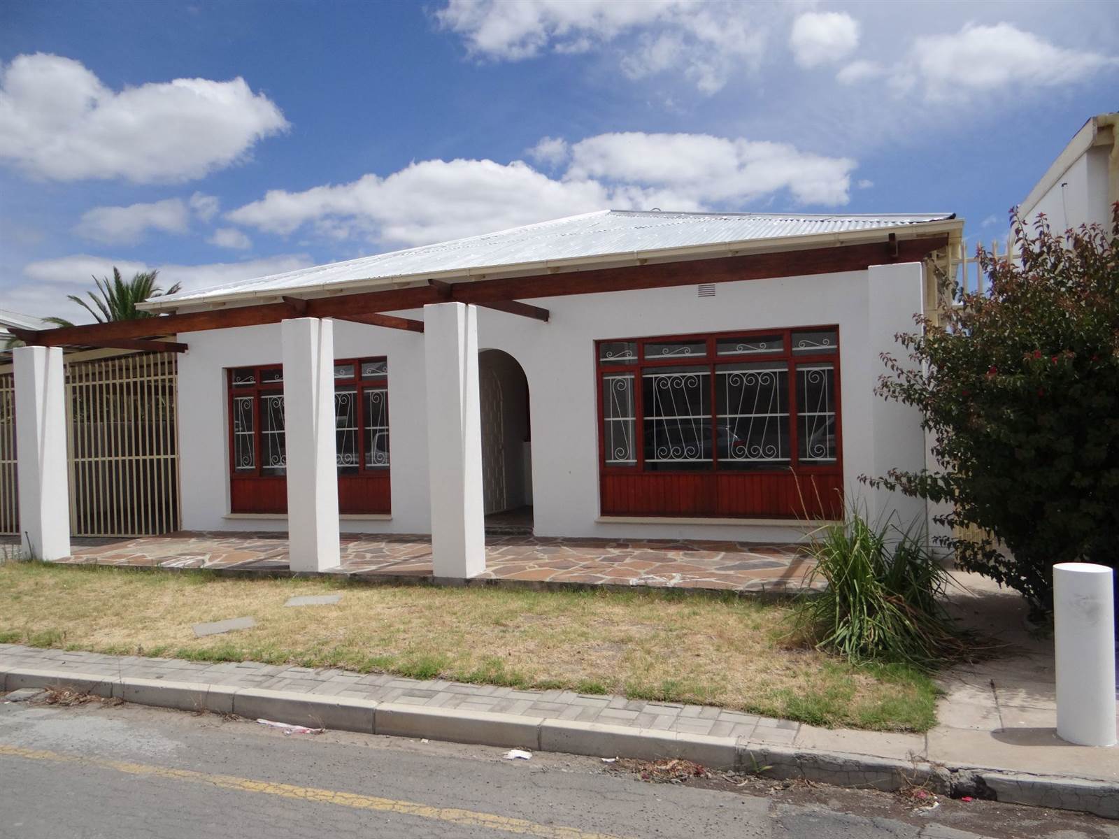 3 Bed House in Beaufort West photo number 2
