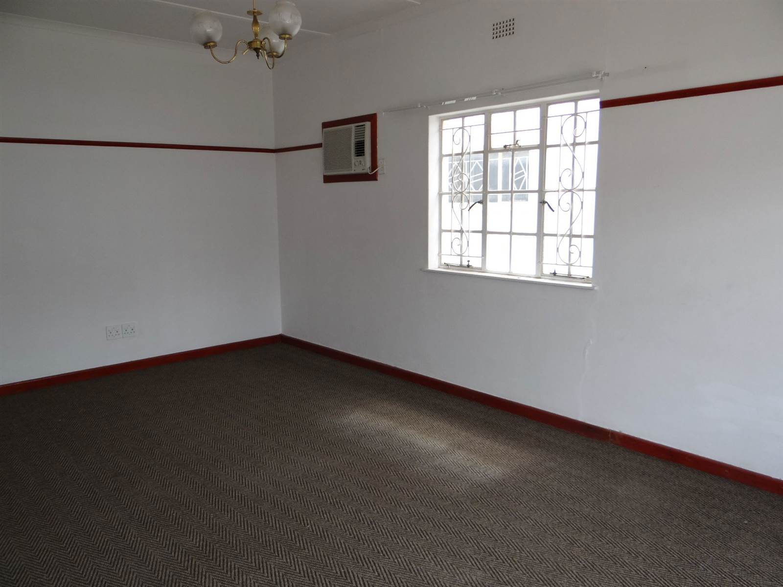 3 Bed House in Beaufort West photo number 9