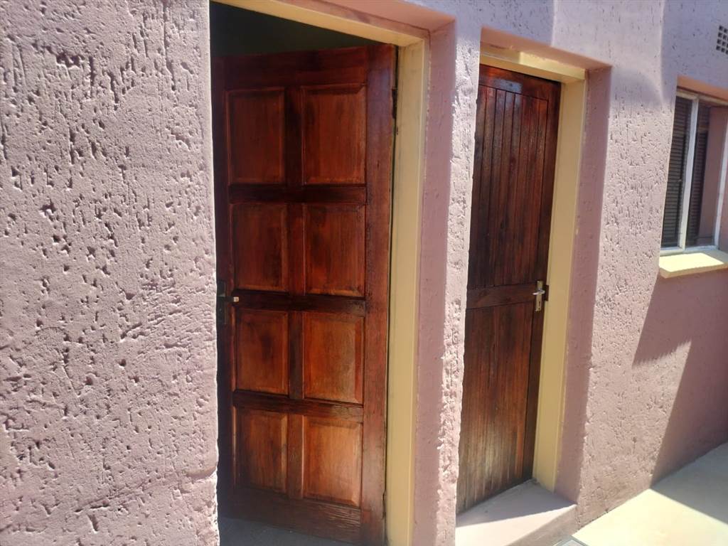 2 Bed House in Dhlamini photo number 24