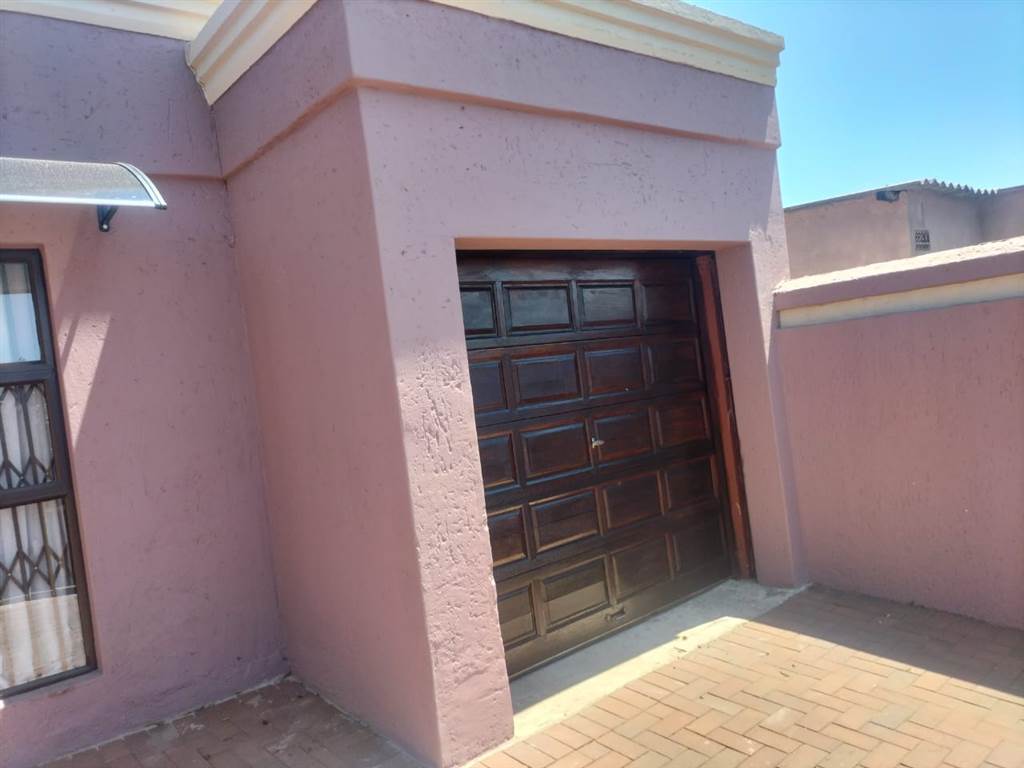 2 Bed House in Dhlamini photo number 1
