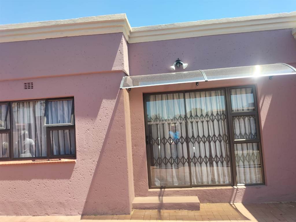 2 Bed House in Dhlamini photo number 2