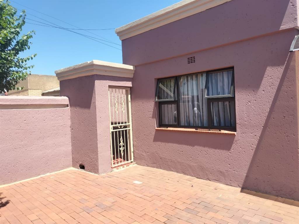 2 Bed House in Dhlamini photo number 4