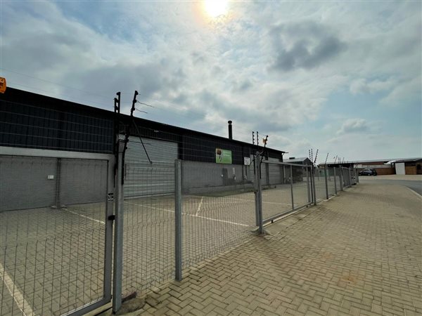 655  m² Industrial space in Secunda Commercial