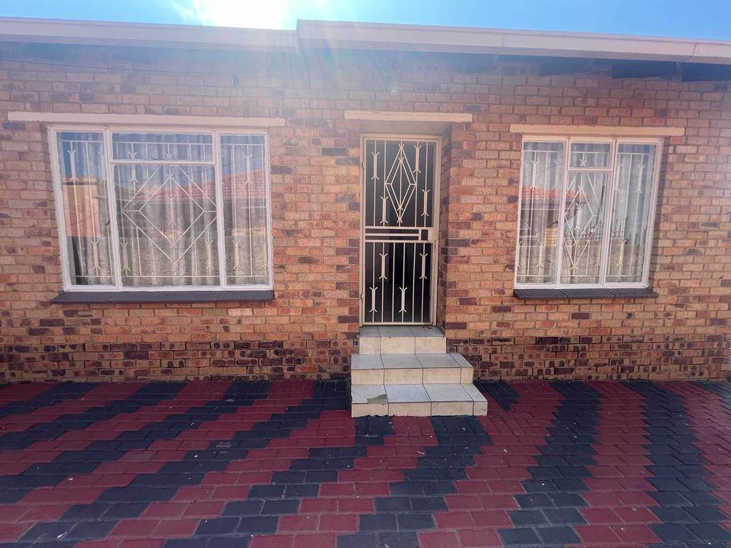 3 Bed House in Mohlakeng photo number 2