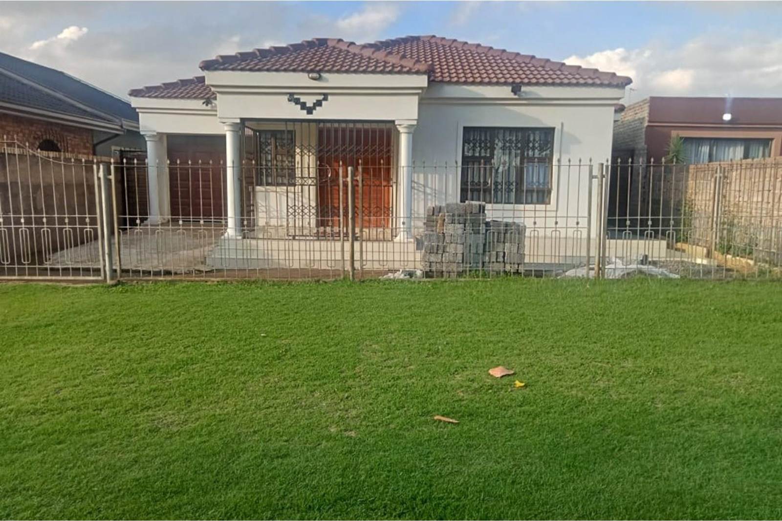 4 Bed House in Pimville photo number 2