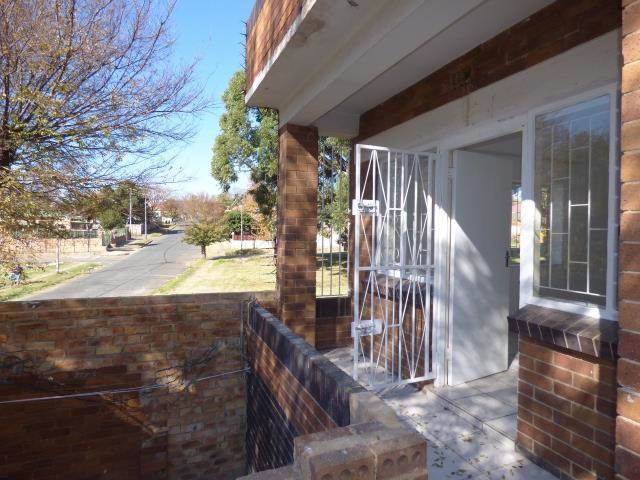 2 Bed Apartment in Rosettenville photo number 4