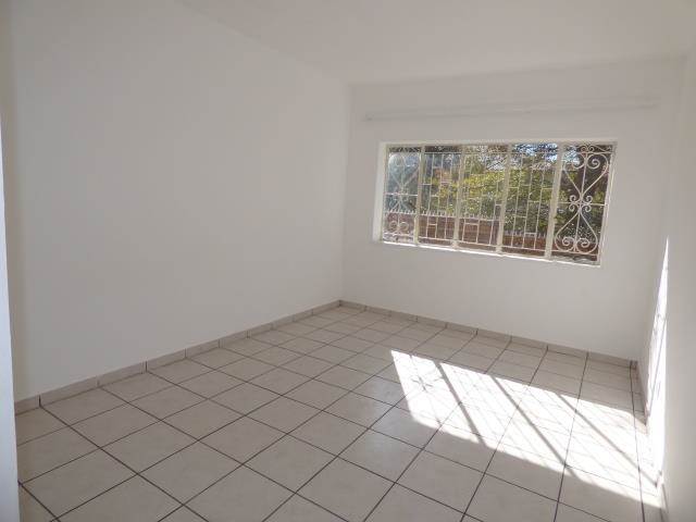 2 Bed Apartment in Rosettenville photo number 5
