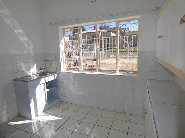 2 Bed Apartment in Rosettenville photo number 13