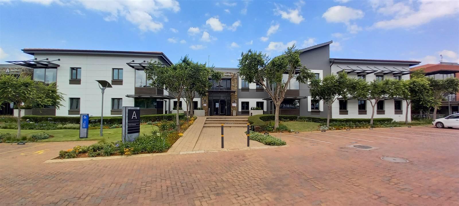 365  m² Commercial space in Greenstone Hill photo number 1
