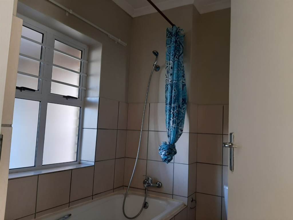 2 Bed Apartment in Kraaifontein Central photo number 9