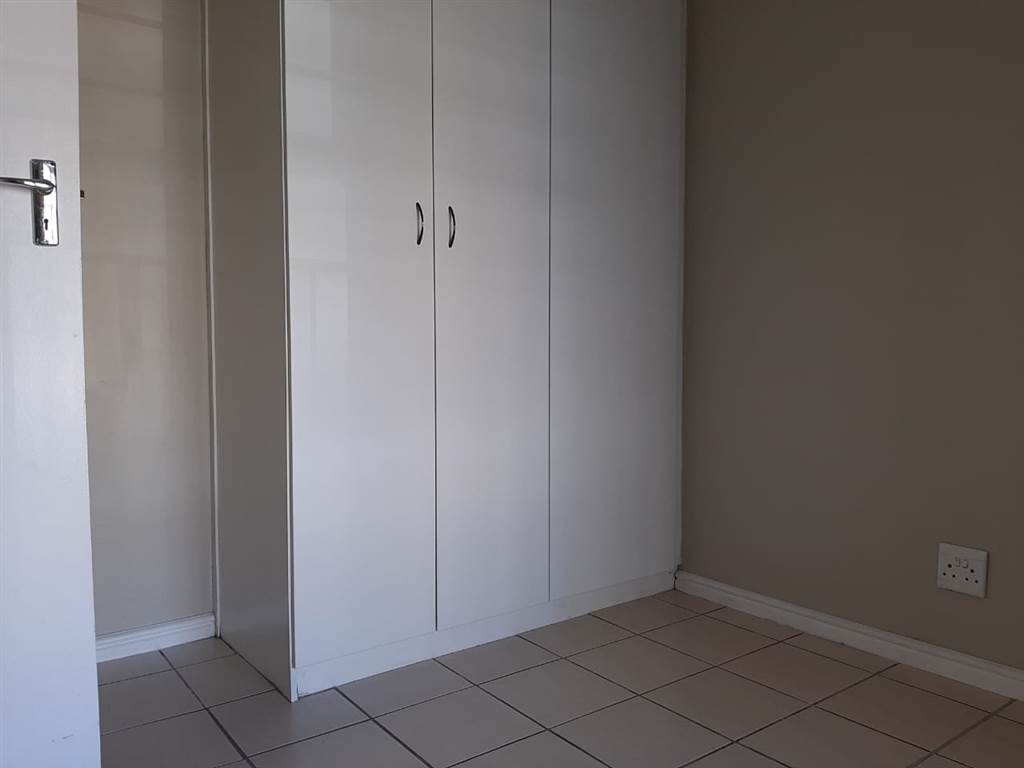 2 Bed Apartment in Kraaifontein Central photo number 11