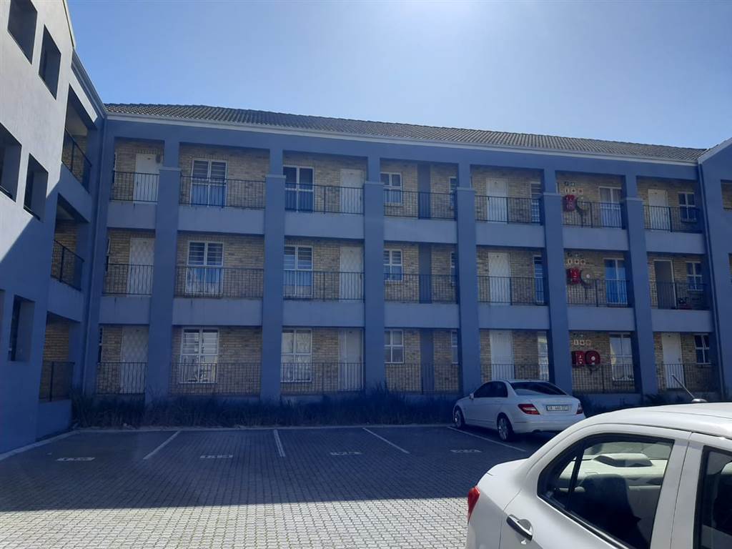 2 Bed Apartment in Kraaifontein Central photo number 6