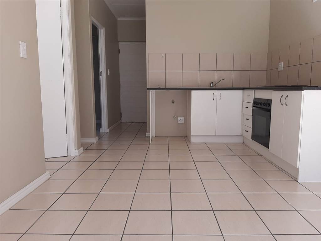 2 Bed Apartment in Kraaifontein Central photo number 12