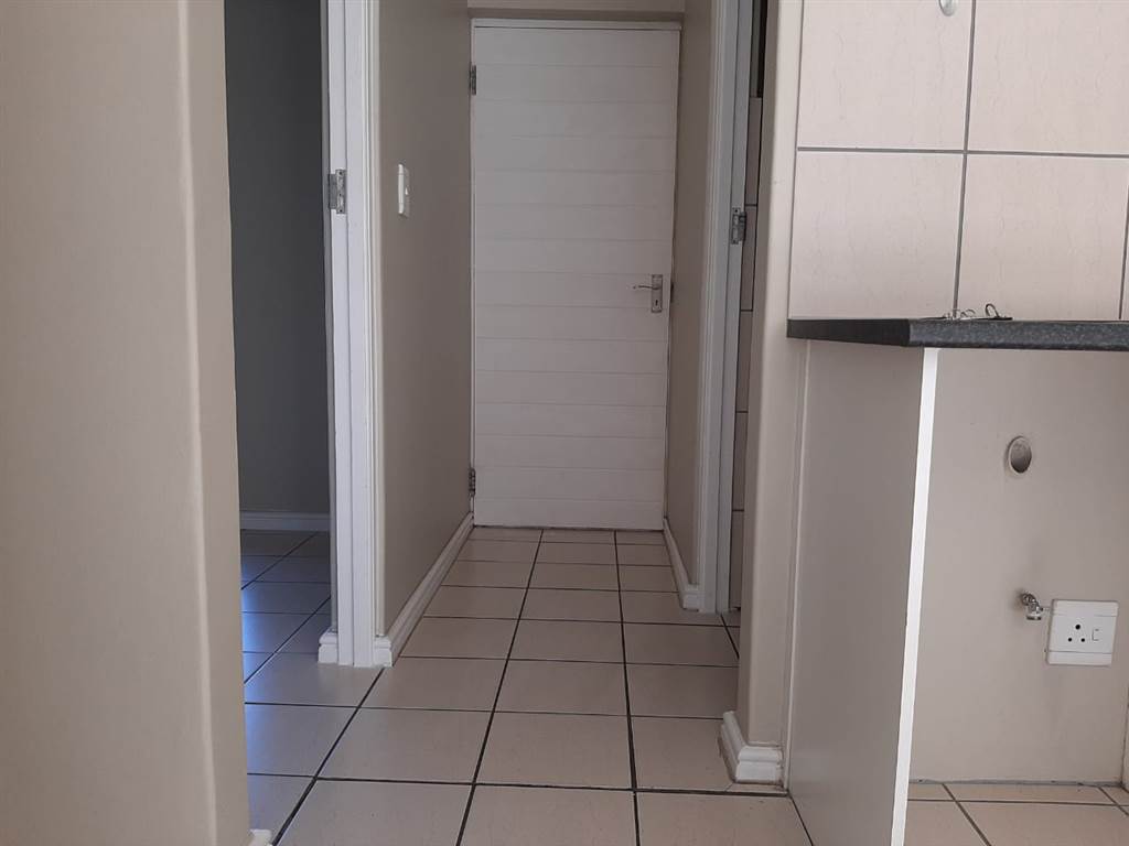 2 Bed Apartment in Kraaifontein Central photo number 8
