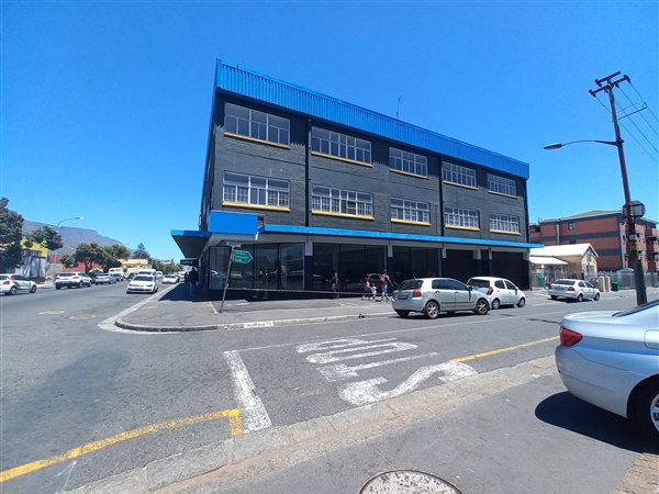 2 450  m² Commercial space