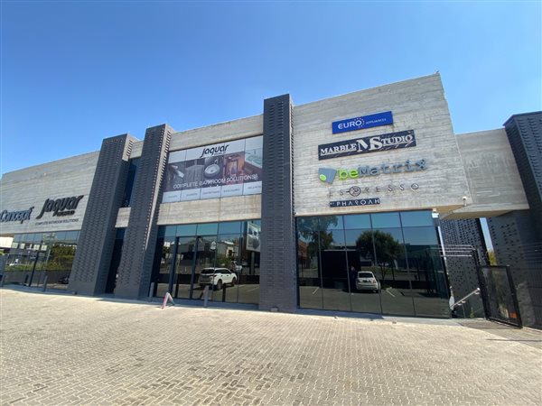 786  m² Commercial space