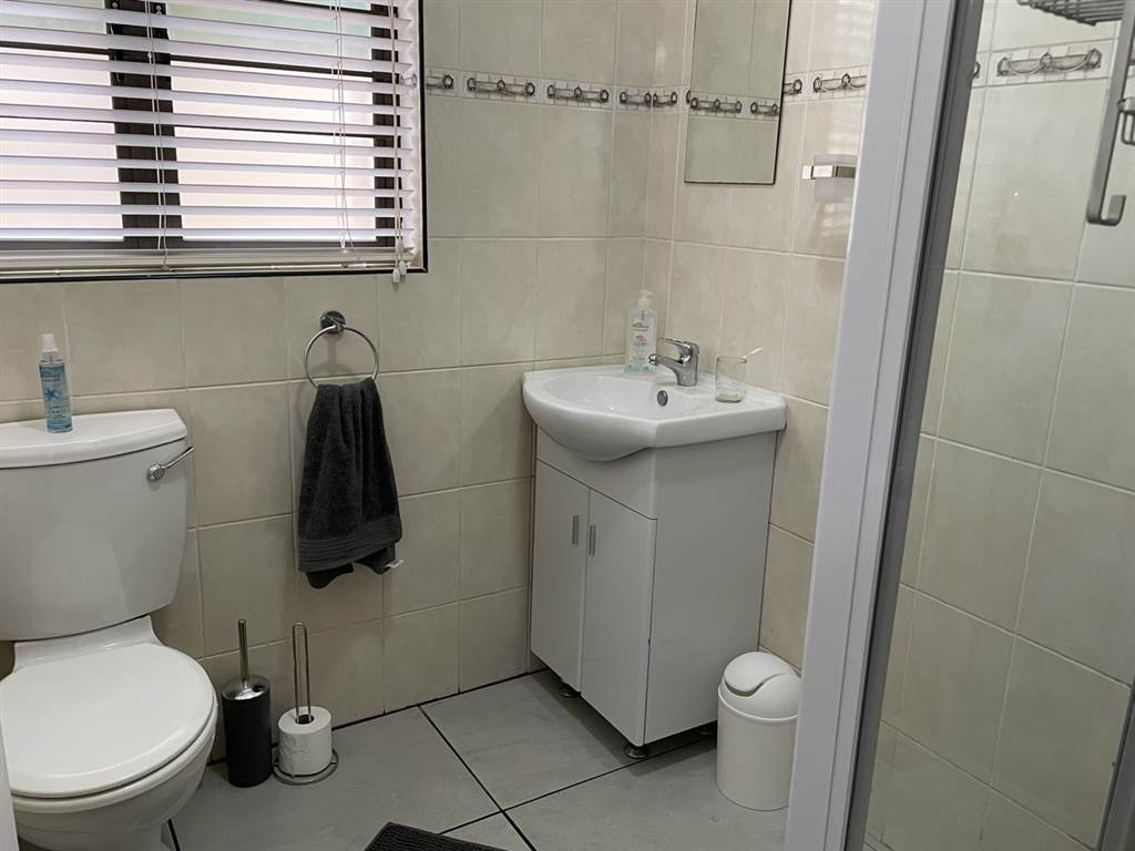 2 Bed Simplex in Scottburgh South photo number 11
