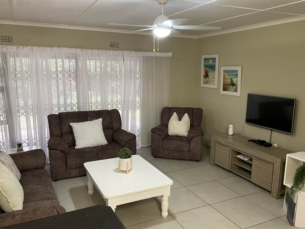 2 Bed Simplex in Scottburgh South photo number 4