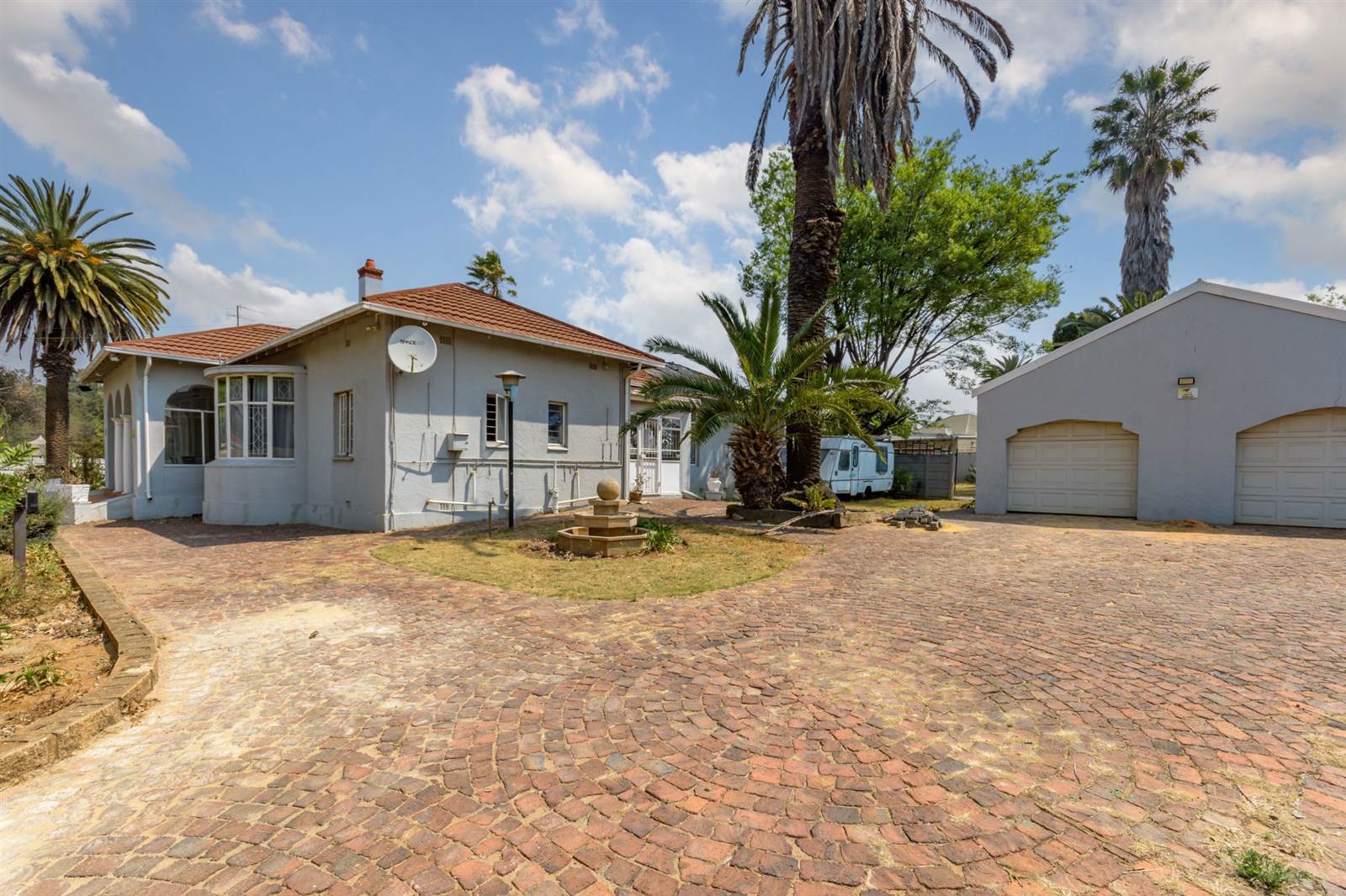 7 Bed House in Germiston Central photo number 3