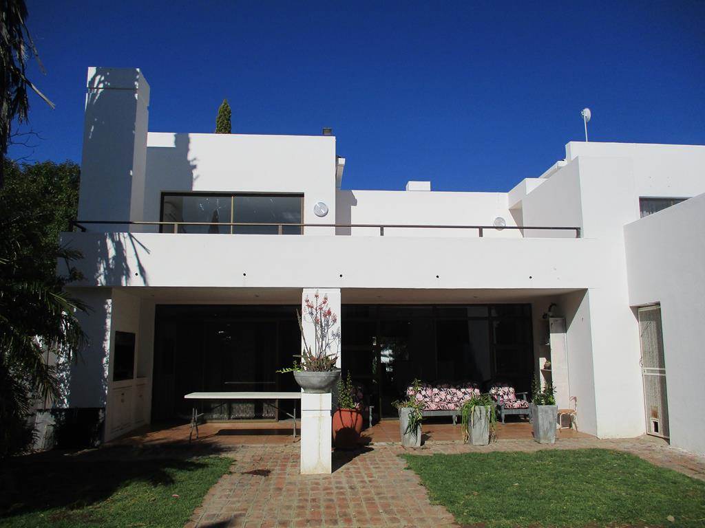 4 Bed House in Graaff Reinet photo number 1