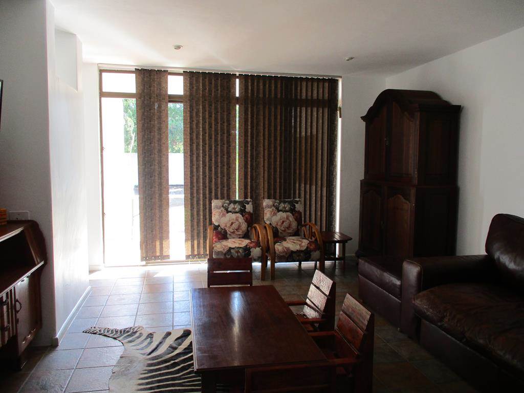 4 Bed House in Graaff Reinet photo number 9