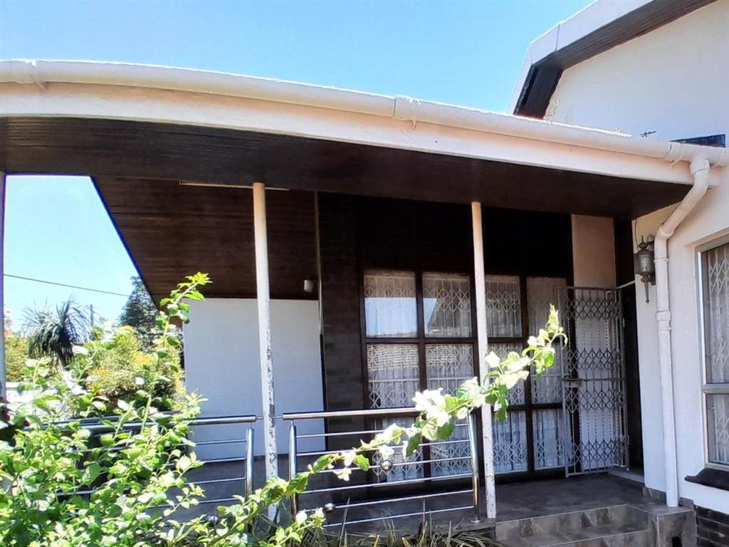 3 Bed House in Isipingo Hills photo number 3