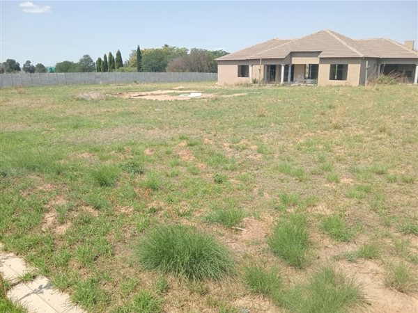 8 600 m² Land