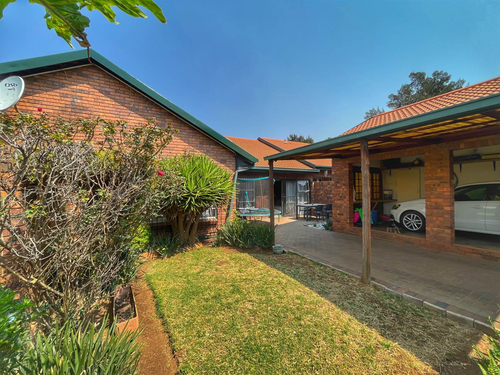 3 Bed Townhouse in Brackendowns photo number 24