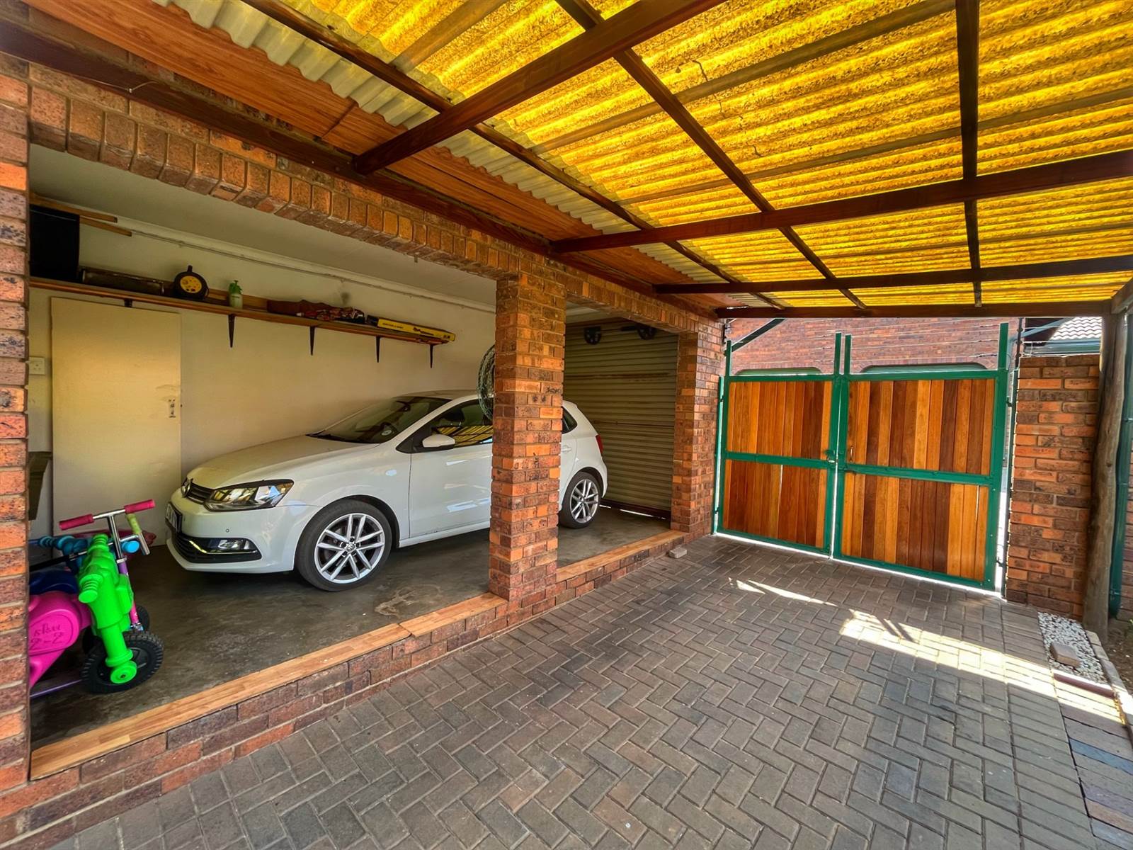 3 Bed Townhouse in Brackendowns photo number 26