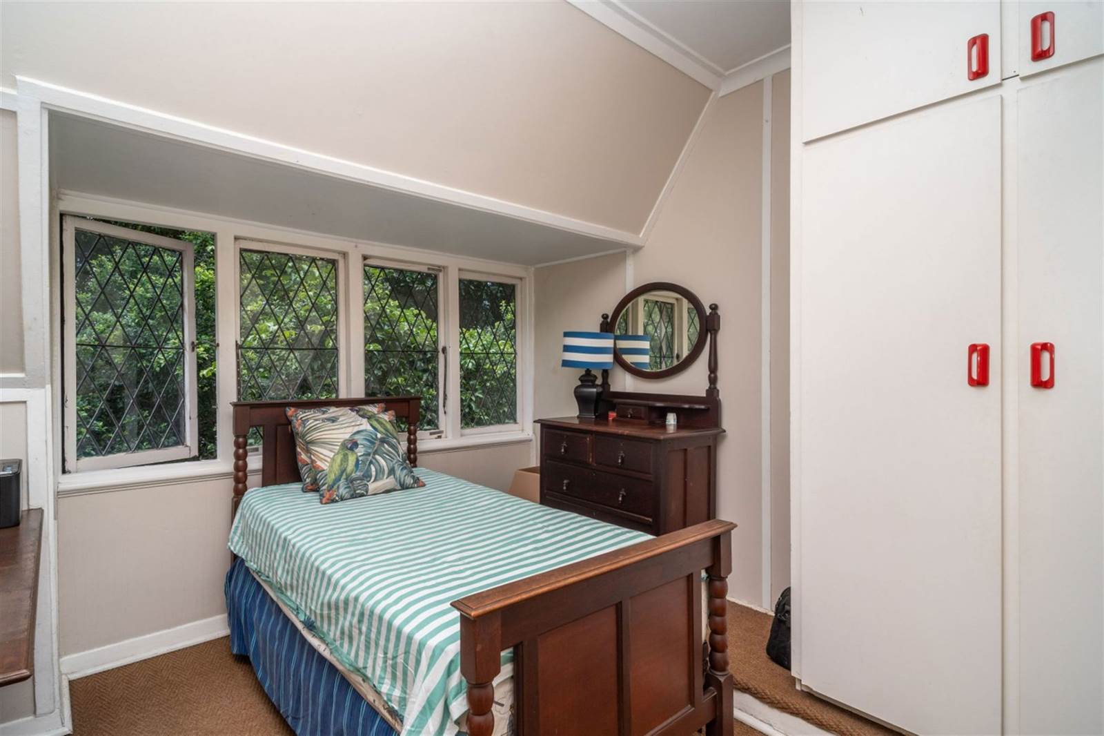 4 Bed House in Woodside photo number 13