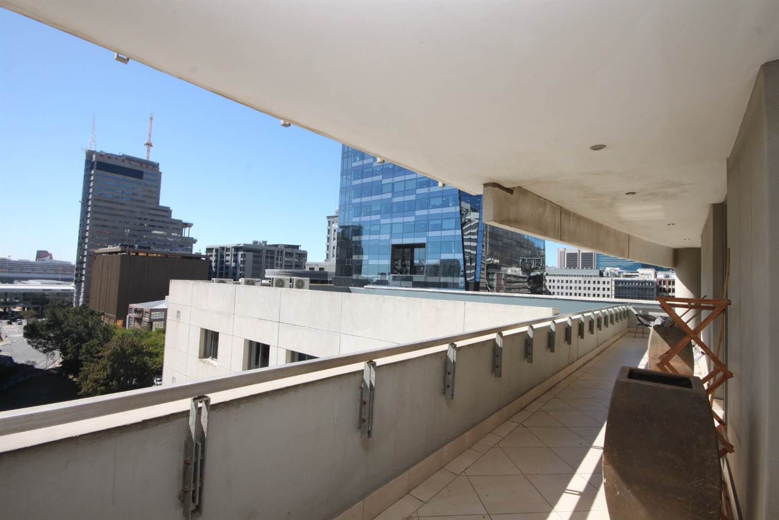 3 Bed Apartment in Cape Town City Centre photo number 4
