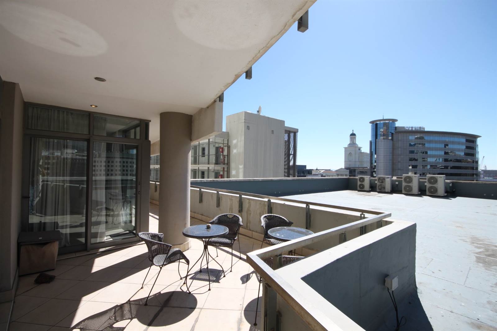 3 Bed Apartment in Cape Town City Centre photo number 3