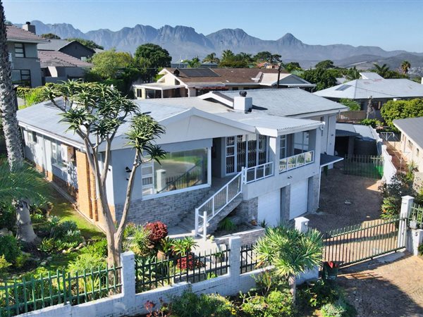 4 Bedroom House 4 Bedroom House