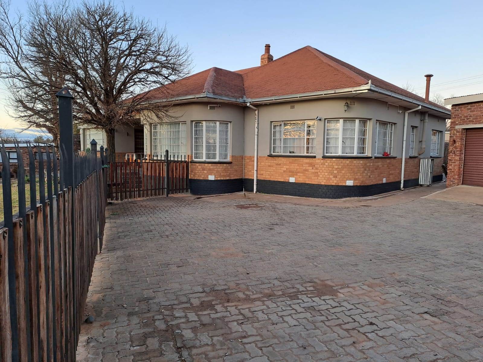 3 Bed House in Aliwal North photo number 2