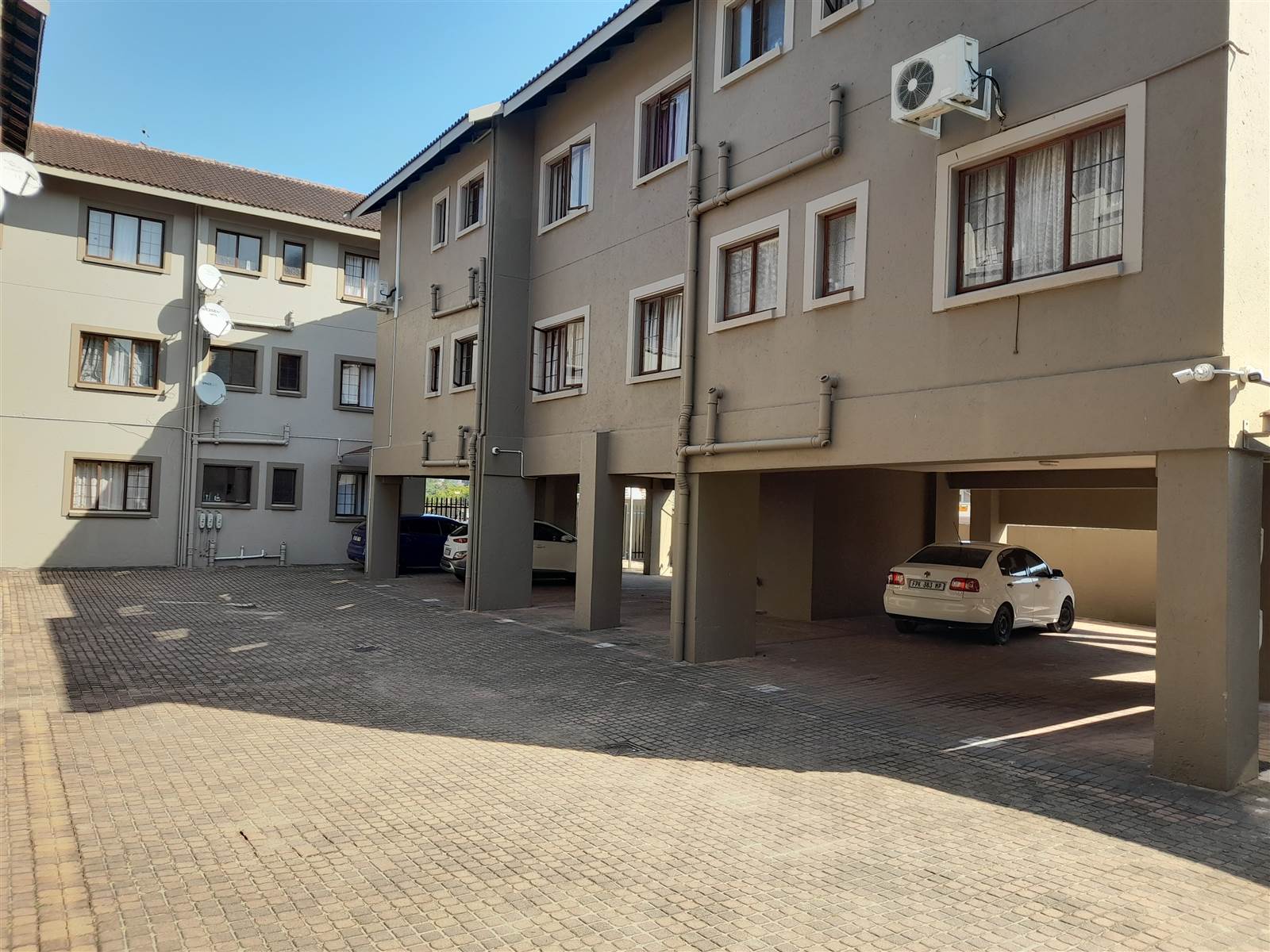2 Bed Apartment in Sonheuwel photo number 21