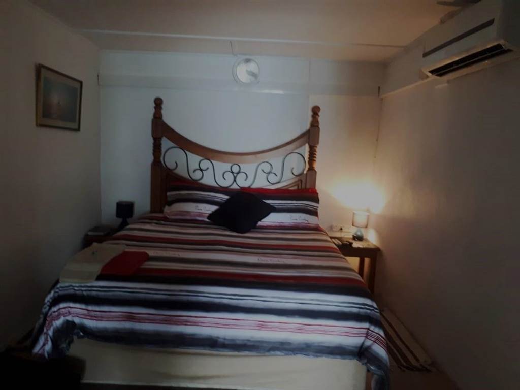 10 Bed House in Amanzimtoti photo number 17