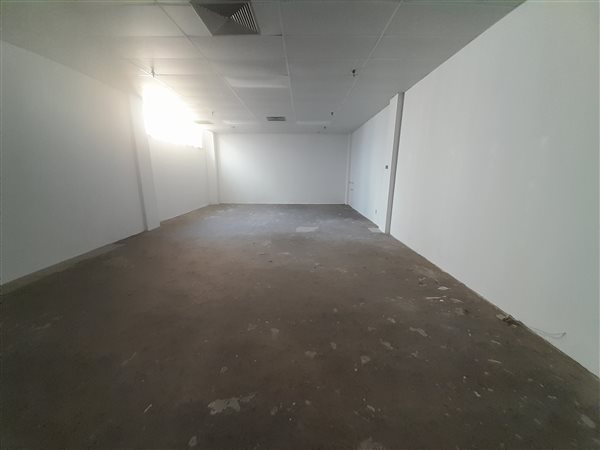 77  m² Commercial space