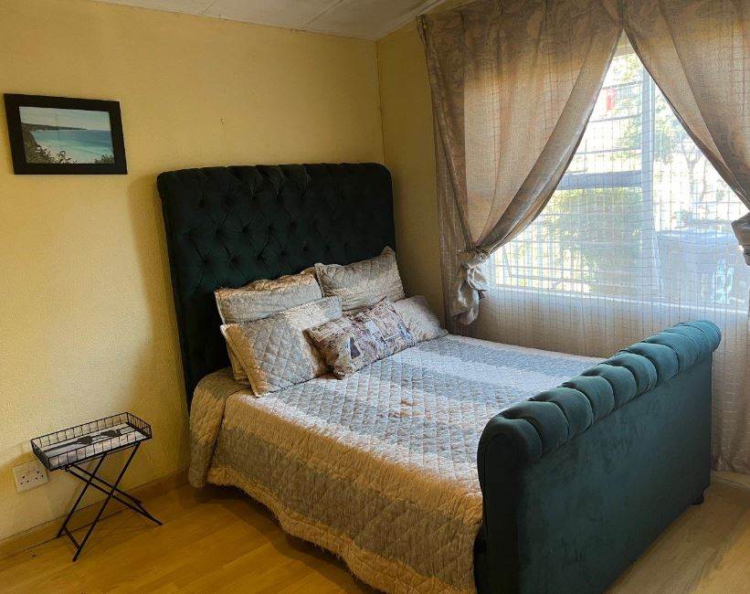 2 Bed Simplex in Ridgeway photo number 4
