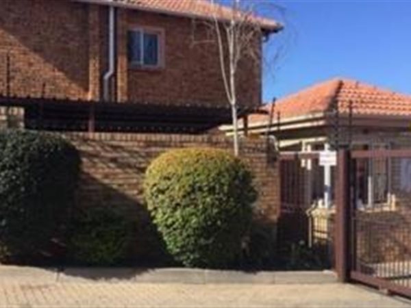 2 Bed Apartment in Rosettenville
