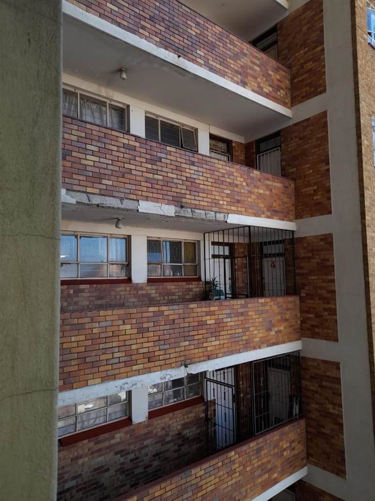 2 Bed Apartment in Hillbrow photo number 19
