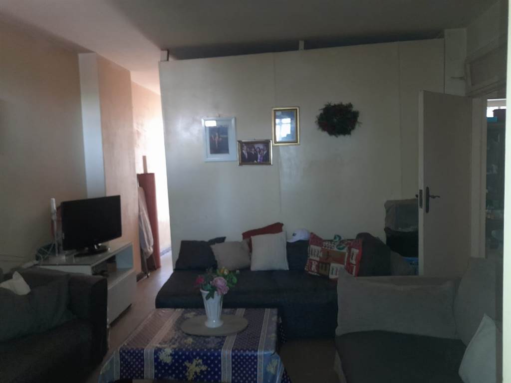 2 Bed Apartment in Hillbrow photo number 25