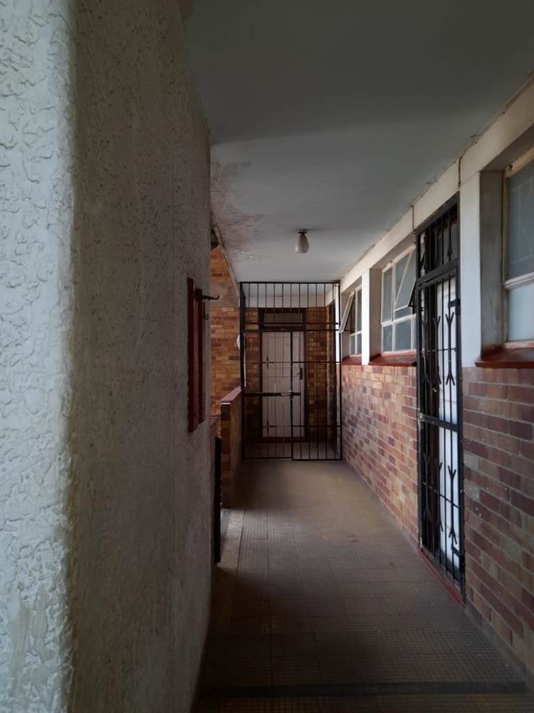 2 Bed Apartment in Hillbrow photo number 18