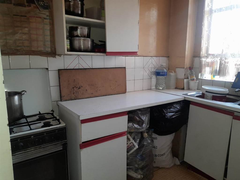 2 Bed Apartment in Hillbrow photo number 22