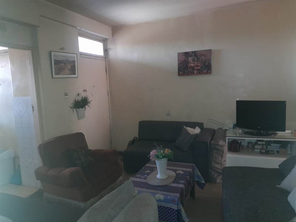 2 Bed Apartment in Hillbrow photo number 23